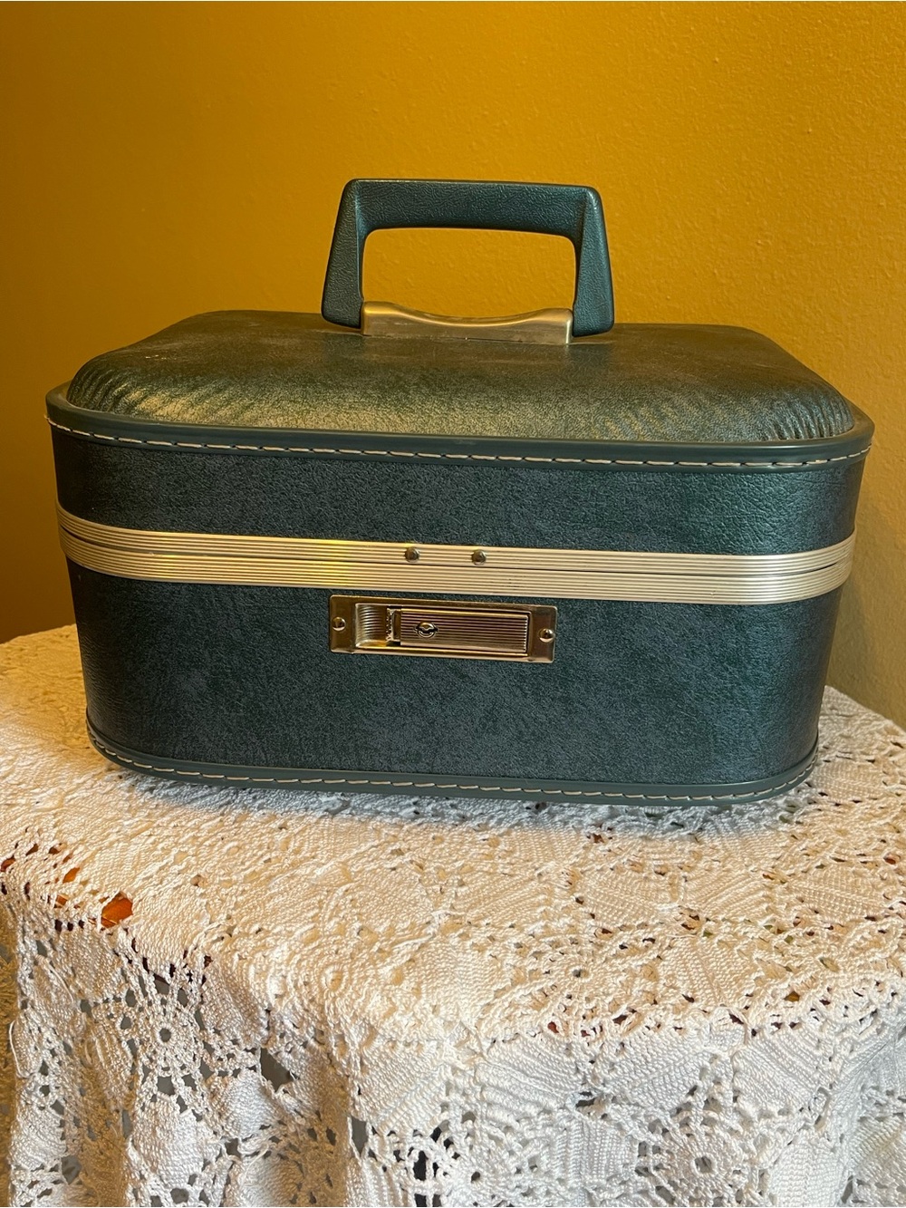 Vintage Green Train Case with Silver Tone Trim and Handle original keys included